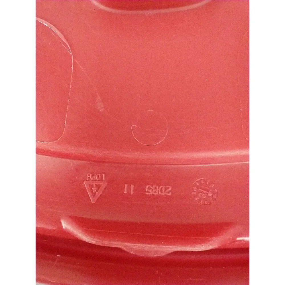 Rubbermaid Easy Find Lids Red Square Replacement Set  7J64 2D85‎ Vented Lid